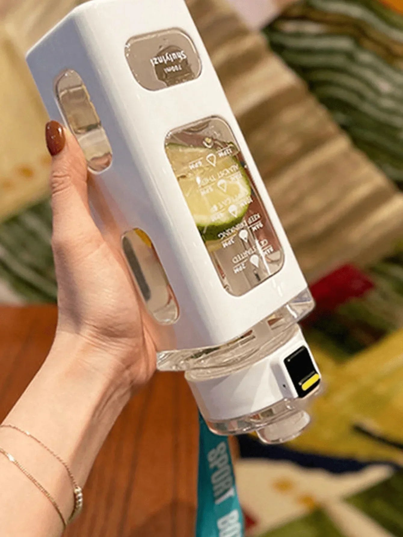 1 piece white 700ml sports water bottle